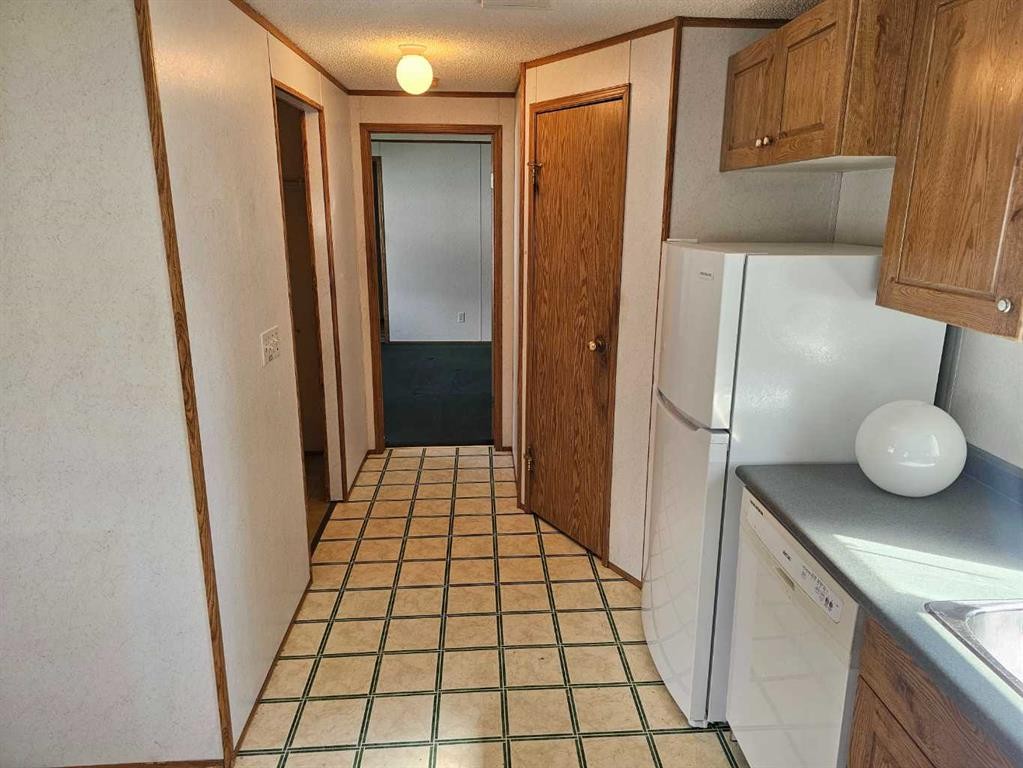 64 Westover Avenue, Claresholm, AB - Indoor Photo Showing Kitchen