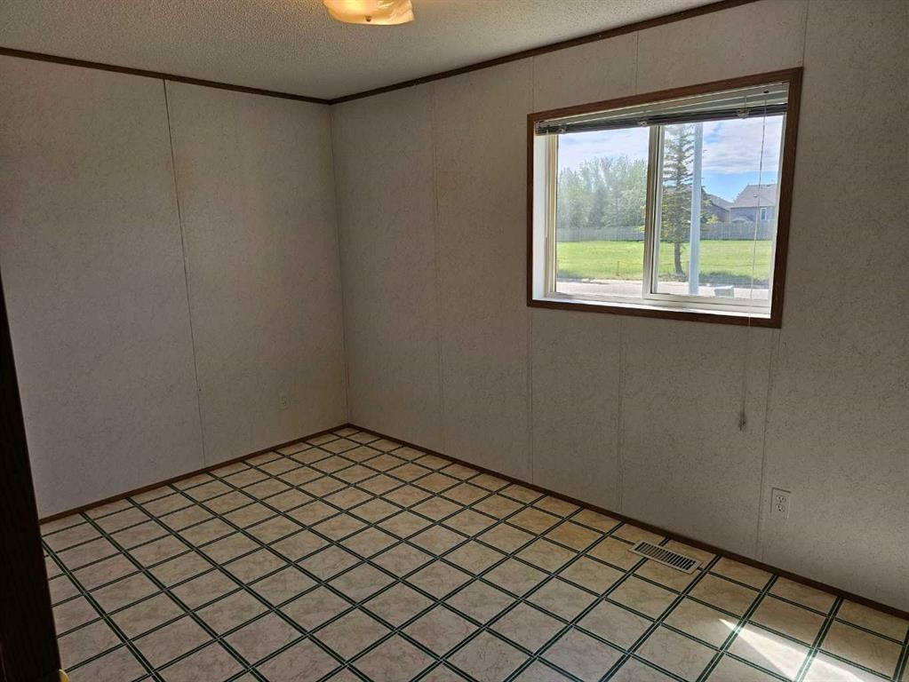 64 Westover Avenue, Claresholm, AB - Indoor Photo Showing Other Room