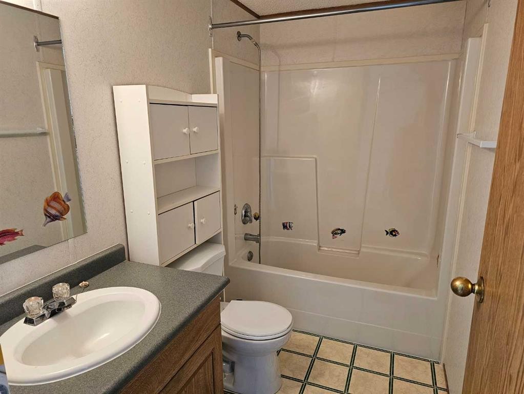 64 Westover Avenue, Claresholm, AB - Indoor Photo Showing Bathroom