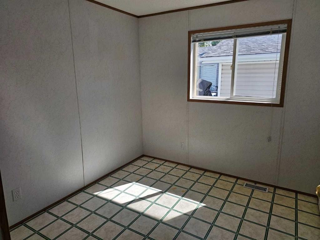64 Westover Avenue, Claresholm, AB - Indoor Photo Showing Other Room
