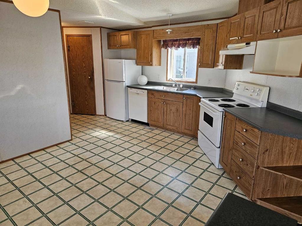 64 Westover Avenue, Claresholm, AB - Indoor Photo Showing Kitchen With Double Sink