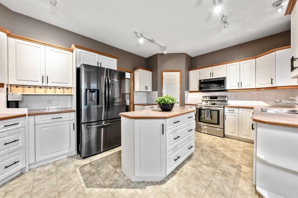 46 4 Street Ne, Langdon, AB - Indoor Photo Showing Kitchen With Stainless Steel Kitchen With Double Sink