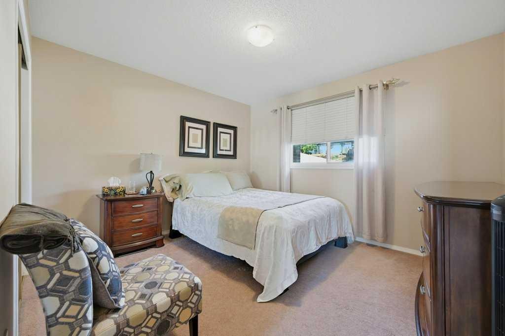 7115 Huntercrest Road Nw, Calgary, AB - Indoor Photo Showing Bedroom