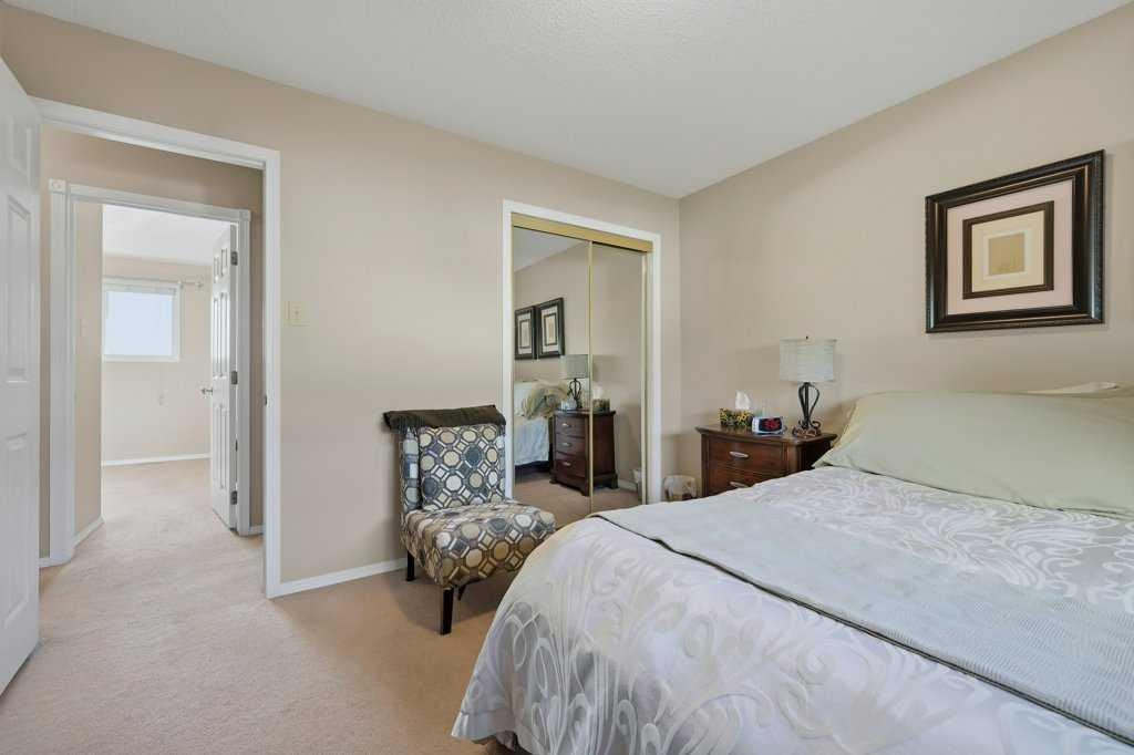 7115 Huntercrest Road Nw, Calgary, AB - Indoor Photo Showing Bedroom