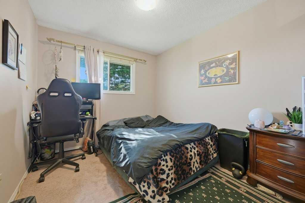 7115 Huntercrest Road Nw, Calgary, AB - Indoor Photo Showing Bedroom