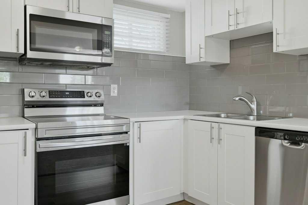 7115 Huntercrest Road Nw, Calgary, AB - Indoor Photo Showing Kitchen With Stainless Steel Kitchen With Double Sink With Upgraded Kitchen