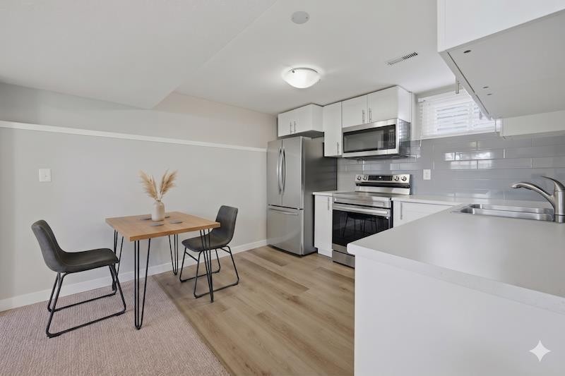 7115 Huntercrest Road Nw, Calgary, AB - Indoor Photo Showing Kitchen With Stainless Steel Kitchen