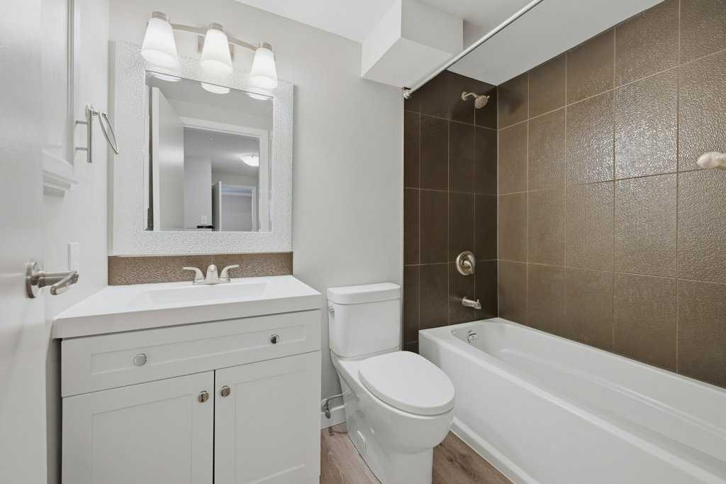 7115 Huntercrest Road Nw, Calgary, AB - Indoor Photo Showing Bathroom