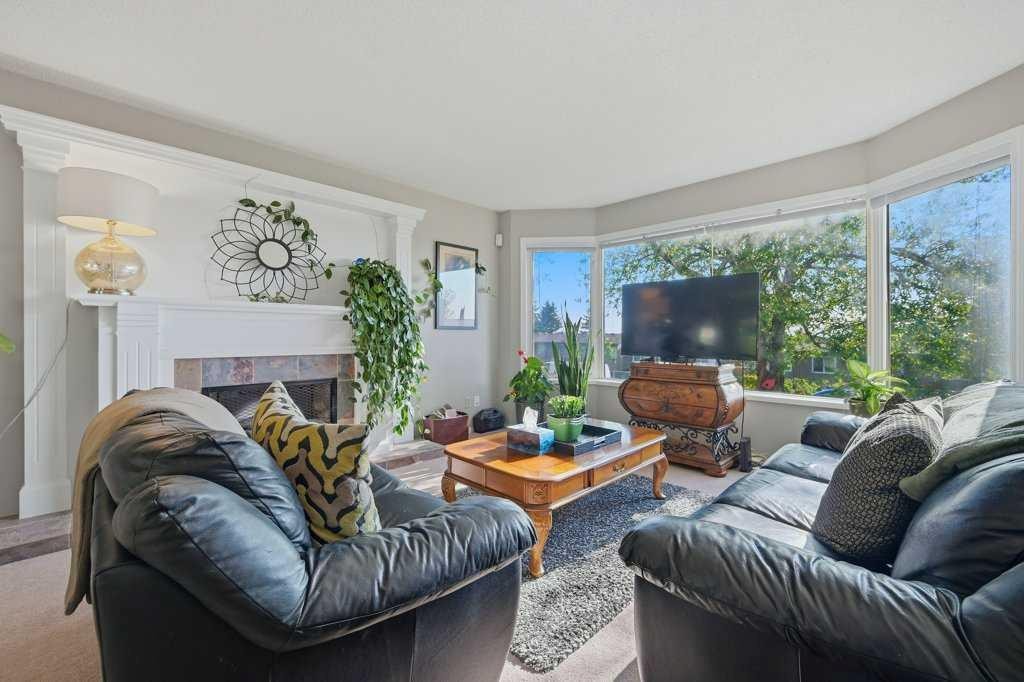7115 Huntercrest Road Nw, Calgary, AB - Indoor Photo Showing Living Room
