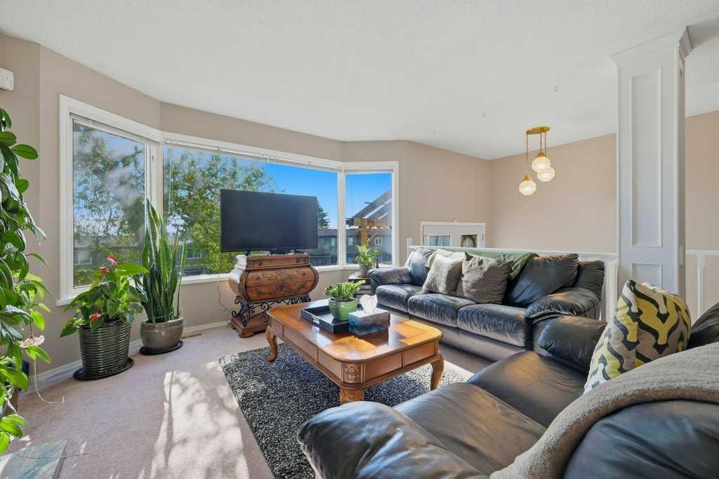 7115 Huntercrest Road Nw, Calgary, AB - Indoor Photo Showing Living Room