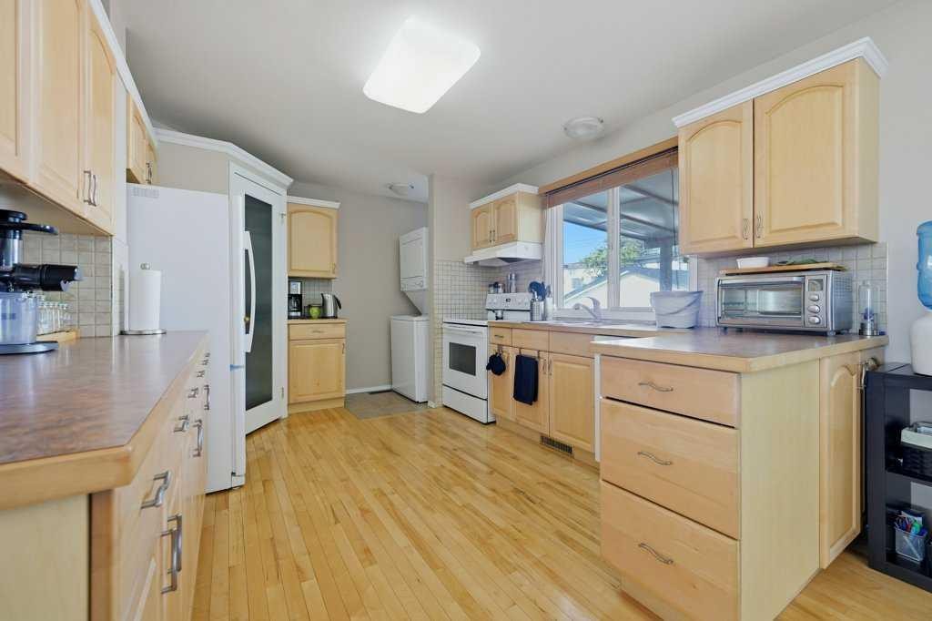 7115 Huntercrest Road Nw, Calgary, AB - Indoor Photo Showing Kitchen