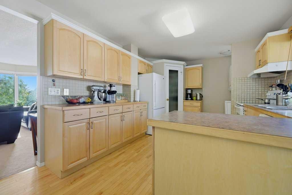 7115 Huntercrest Road Nw, Calgary, AB - Indoor Photo Showing Kitchen