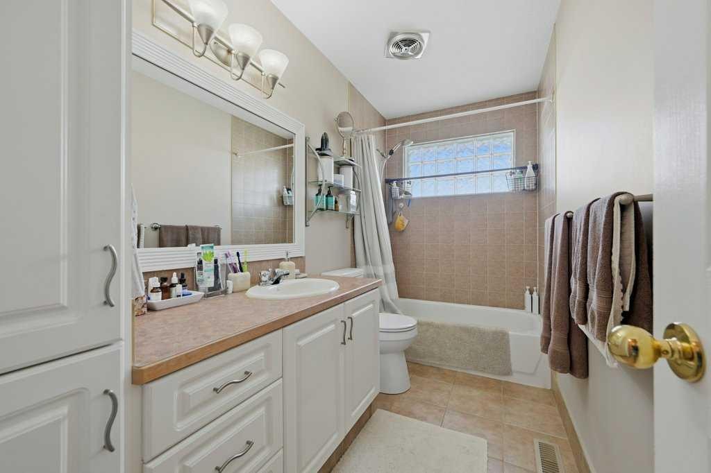 7115 Huntercrest Road Nw, Calgary, AB - Indoor Photo Showing Bathroom