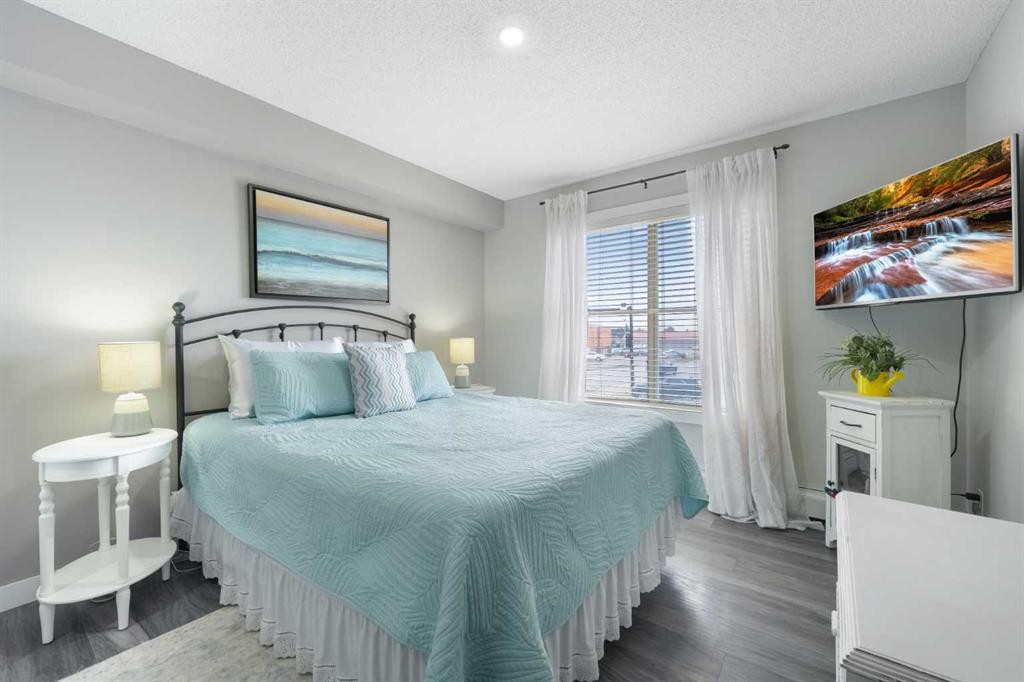 1219-625 Glenbow Drive, Cochrane, AB - Indoor Photo Showing Bedroom