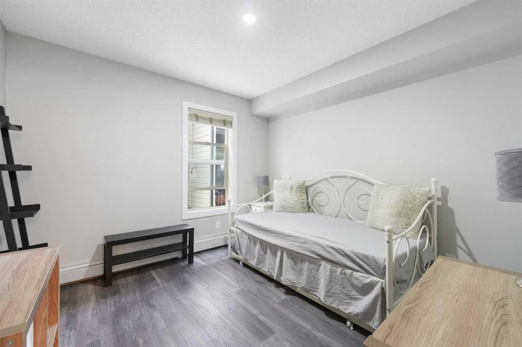1219-625 Glenbow Drive, Cochrane, AB - Indoor Photo Showing Bedroom