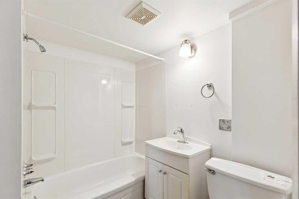 7833 Hunterquay Road Nw, Calgary, AB - Indoor Photo Showing Bathroom