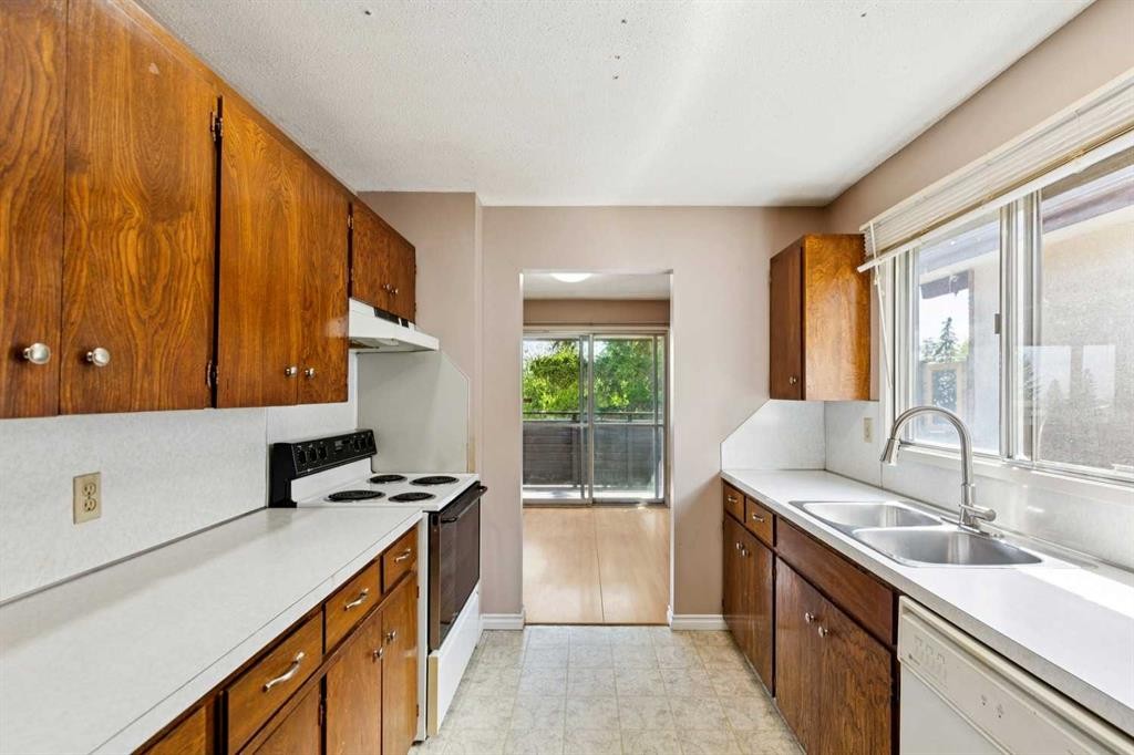 7833 Hunterquay Road Nw, Calgary, AB - Indoor Photo Showing Kitchen With Double Sink