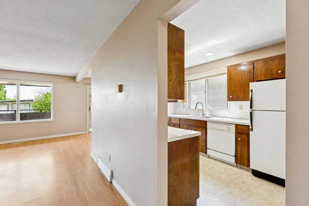 7833 Hunterquay Road Nw, Calgary, AB - Indoor Photo Showing Kitchen