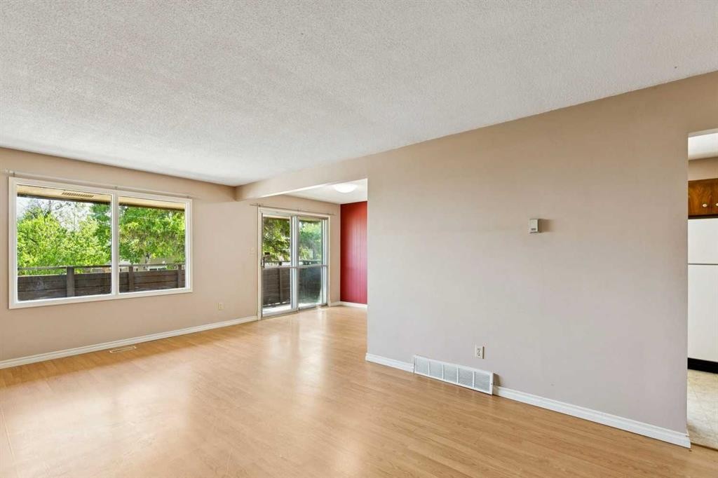 7833 Hunterquay Road Nw, Calgary, AB - Indoor Photo Showing Other Room