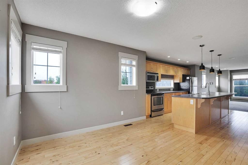 124 Lavender Link, Chestermere, AB - Indoor Photo Showing Kitchen