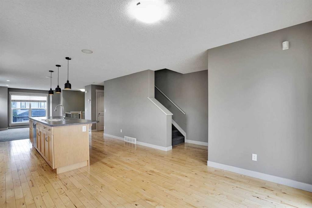 124 Lavender Link, Chestermere, AB - Indoor Photo Showing Kitchen