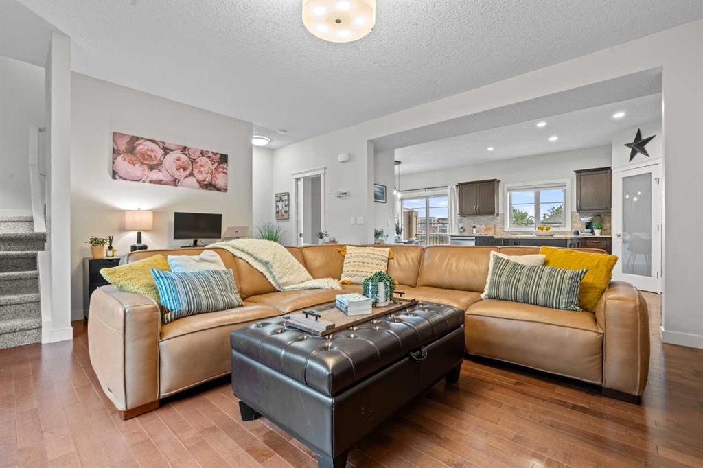 3-1916 36 Street Sw, Calgary, AB - Indoor Photo Showing Living Room