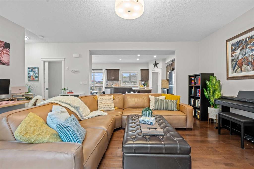 3-1916 36 Street Sw, Calgary, AB - Indoor Photo Showing Living Room