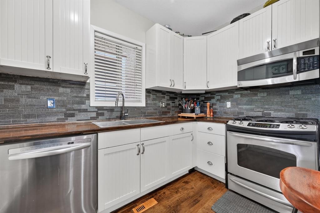 447 Marsh Road Ne, Calgary, AB - Indoor Photo Showing Kitchen With Double Sink