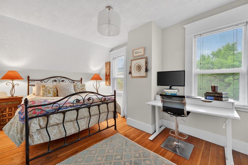 447 Marsh Road Ne, Calgary, AB - Indoor Photo Showing Bedroom