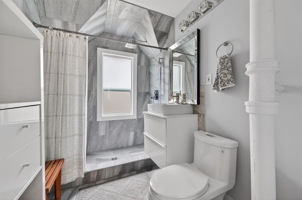 447 Marsh Road Ne, Calgary, AB - Indoor Photo Showing Bathroom
