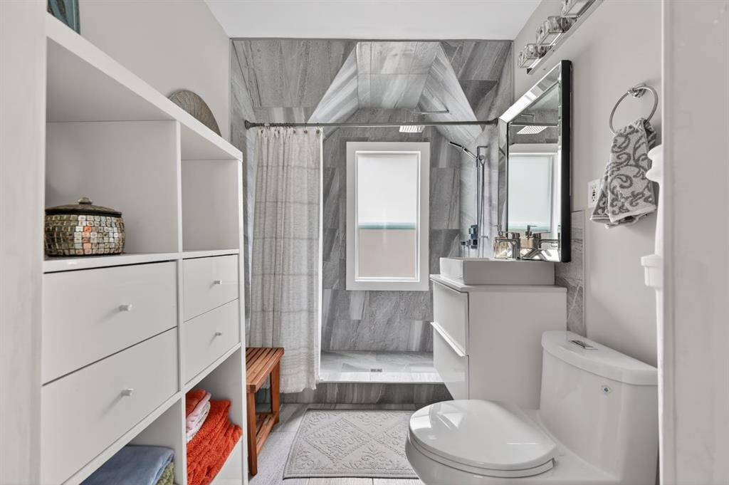 447 Marsh Road Ne, Calgary, AB - Indoor Photo Showing Bathroom