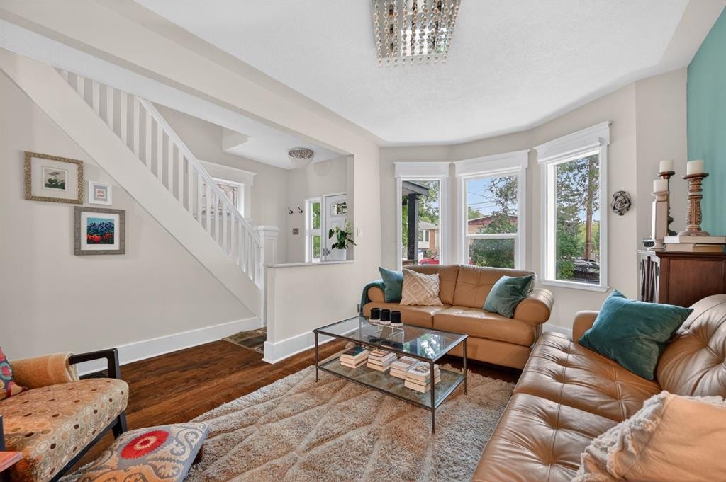 447 Marsh Road Ne, Calgary, AB - Indoor Photo Showing Living Room