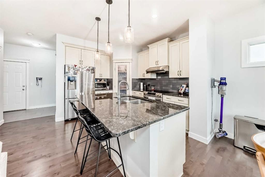 51 Evanscrest Way Nw, Calgary, AB - Indoor Photo Showing Kitchen With Double Sink With Upgraded Kitchen