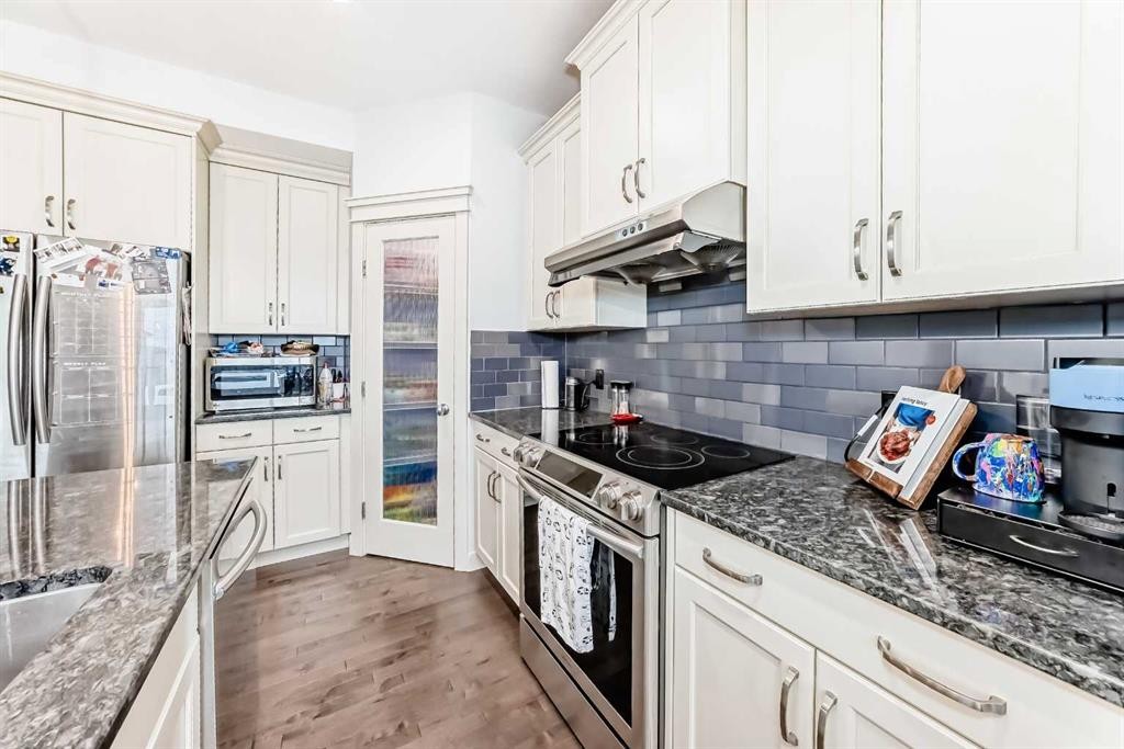 51 Evanscrest Way Nw, Calgary, AB - Indoor Photo Showing Kitchen With Double Sink With Upgraded Kitchen