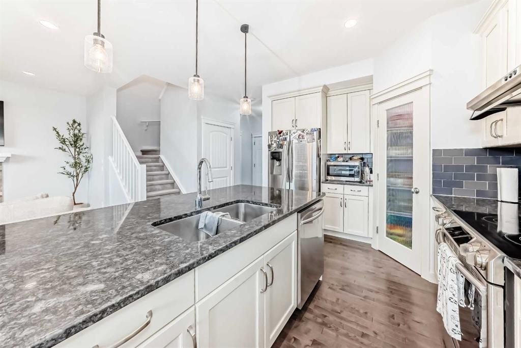 51 Evanscrest Way Nw, Calgary, AB - Indoor Photo Showing Kitchen With Double Sink With Upgraded Kitchen