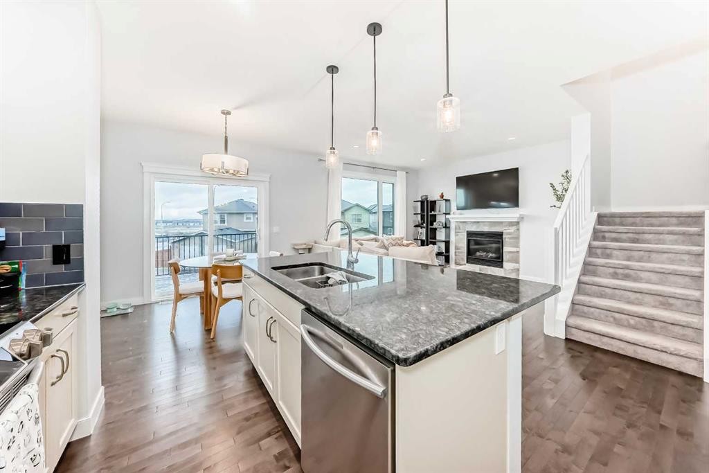 51 Evanscrest Way Nw, Calgary, AB - Indoor Photo Showing Kitchen With Upgraded Kitchen
