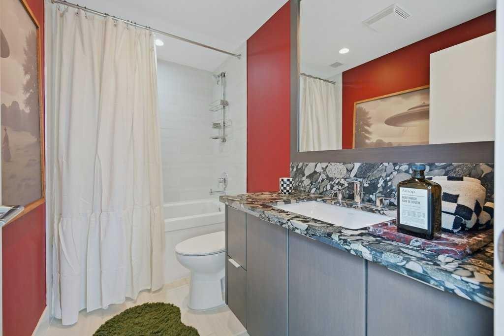 205-519 Riverfront Avenue Se, Calgary, AB - Indoor Photo Showing Bathroom