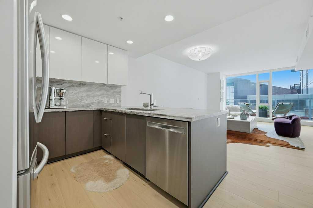 205-519 Riverfront Avenue Se, Calgary, AB - Indoor Photo Showing Kitchen