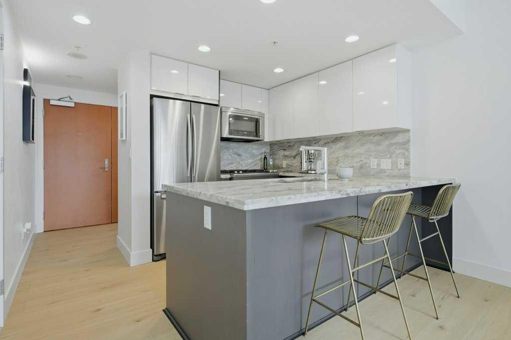 205-519 Riverfront Avenue Se, Calgary, AB - Indoor Photo Showing Kitchen With Upgraded Kitchen