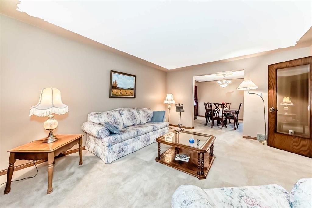 71 Edenwold Place Nw, Calgary, AB - Indoor Photo Showing Living Room