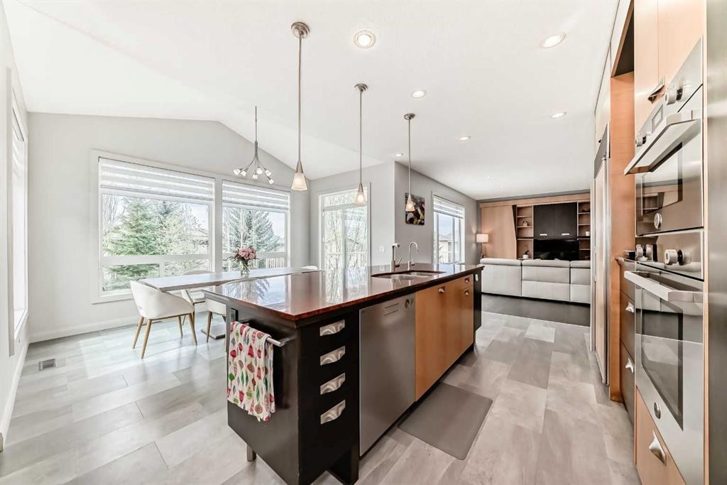11 Cresthaven Bay Sw, Calgary, AB - Indoor Photo Showing Kitchen With Upgraded Kitchen