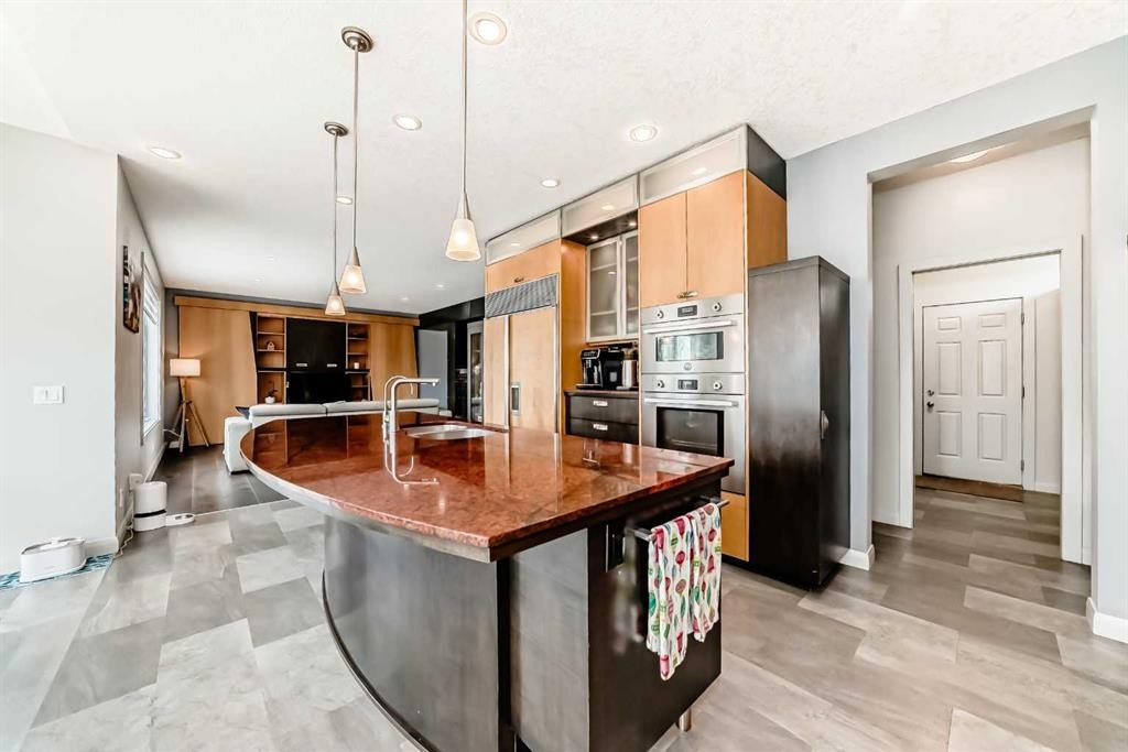 11 Cresthaven Bay Sw, Calgary, AB - Indoor Photo Showing Kitchen With Upgraded Kitchen