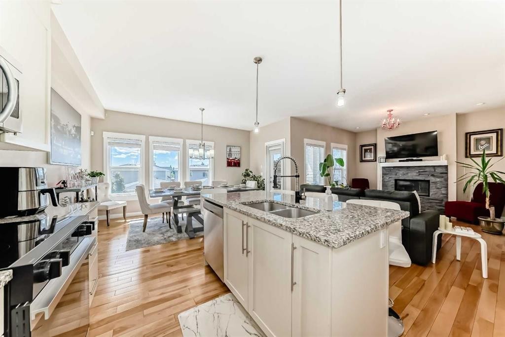 320 Rainbow Falls Green, Chestermere, AB