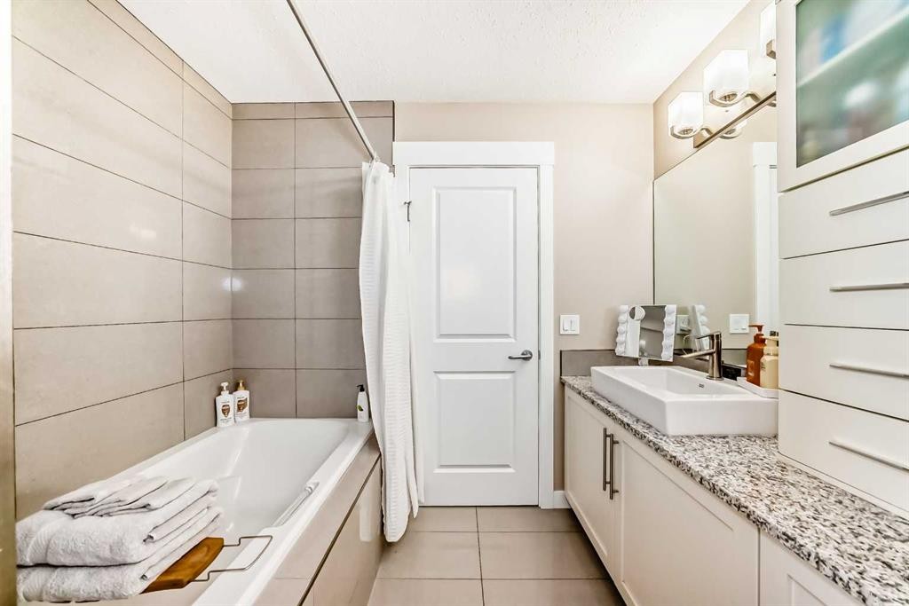 320 Rainbow Falls Green, Chestermere, AB