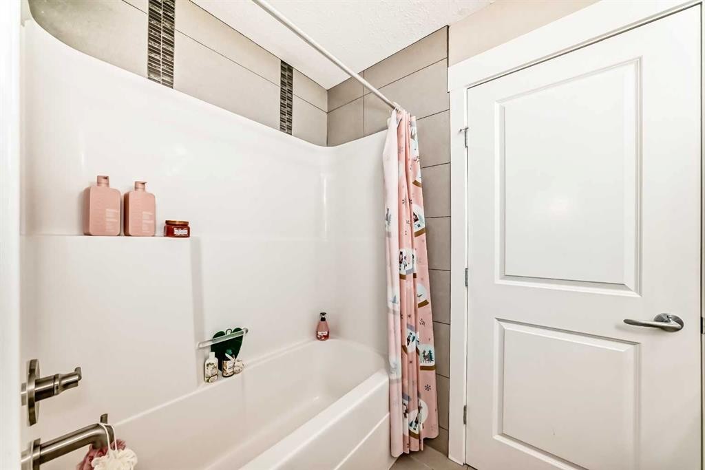 320 Rainbow Falls Green, Chestermere, AB