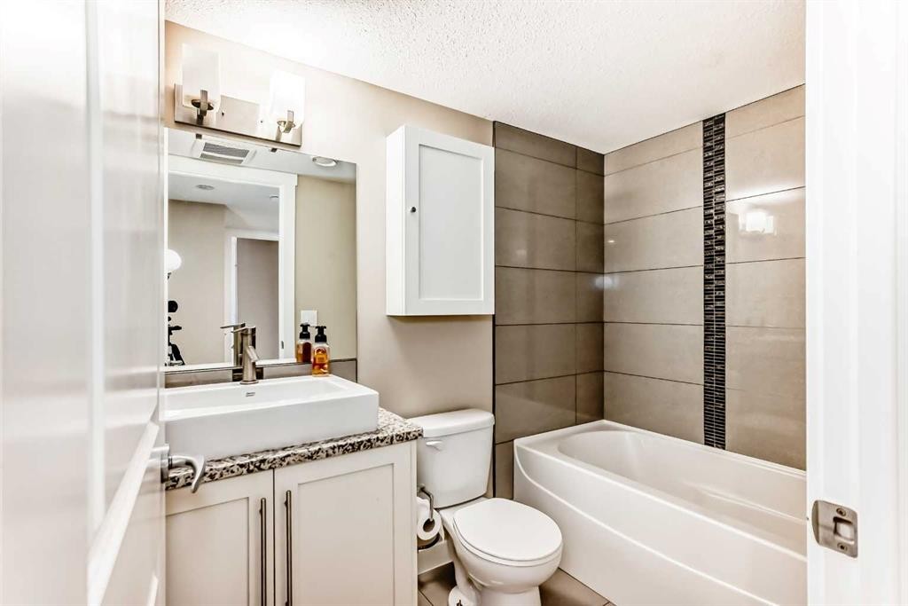 320 Rainbow Falls Green, Chestermere, AB