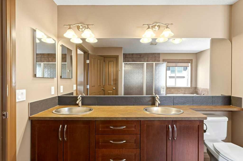 23 Aspen Stone Crescent Sw, Calgary, AB - Indoor Photo Showing Bathroom