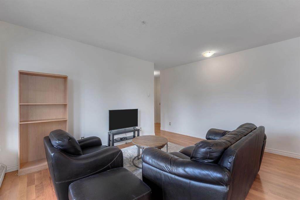 233-3111 34 Avenue Nw, Calgary, AB - Indoor