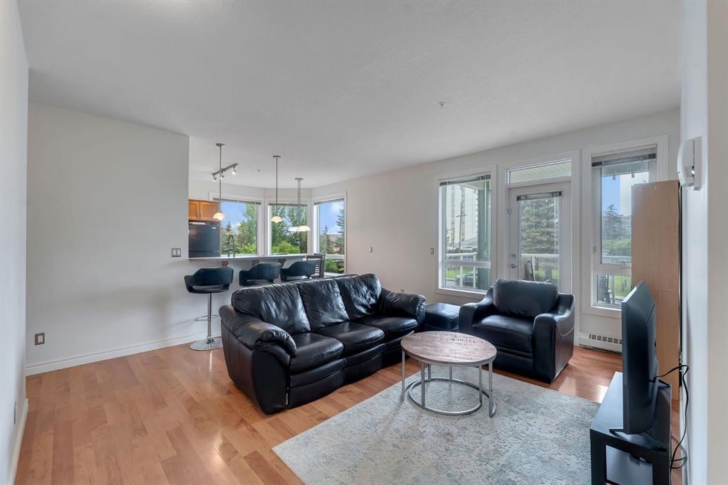 233-3111 34 Avenue Nw, Calgary, AB - Indoor Photo Showing Living Room