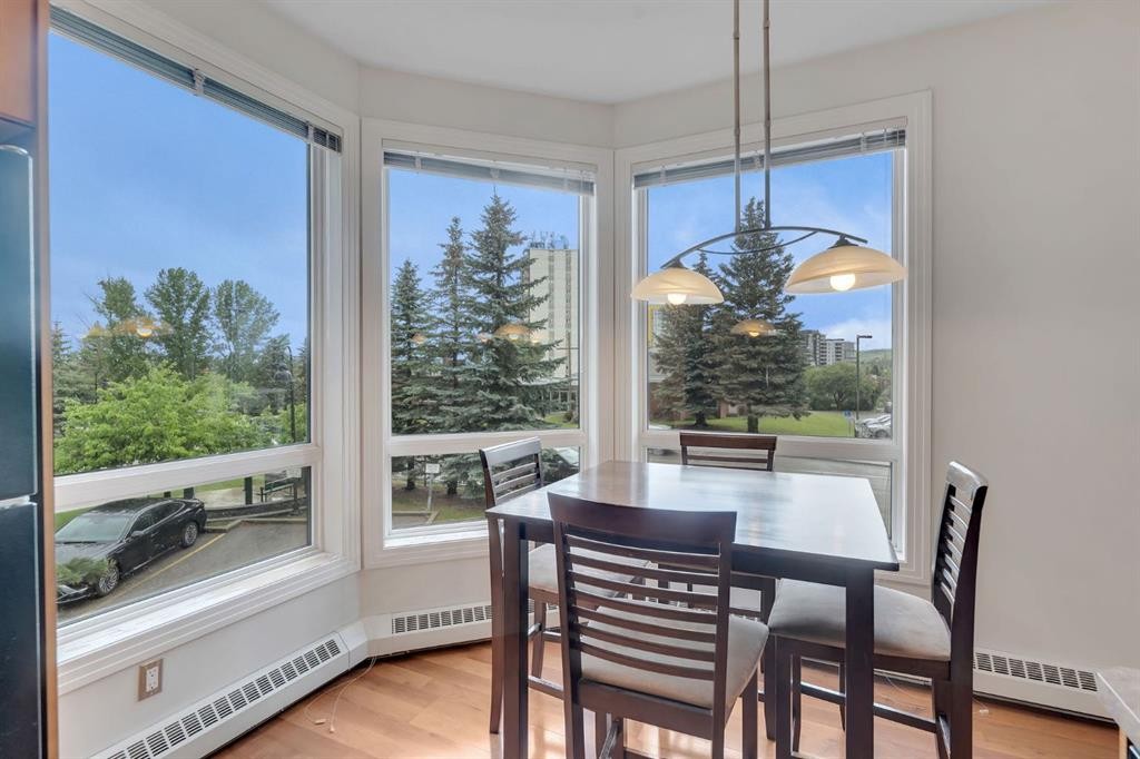 233-3111 34 Avenue Nw, Calgary, AB - Indoor Photo Showing Dining Room